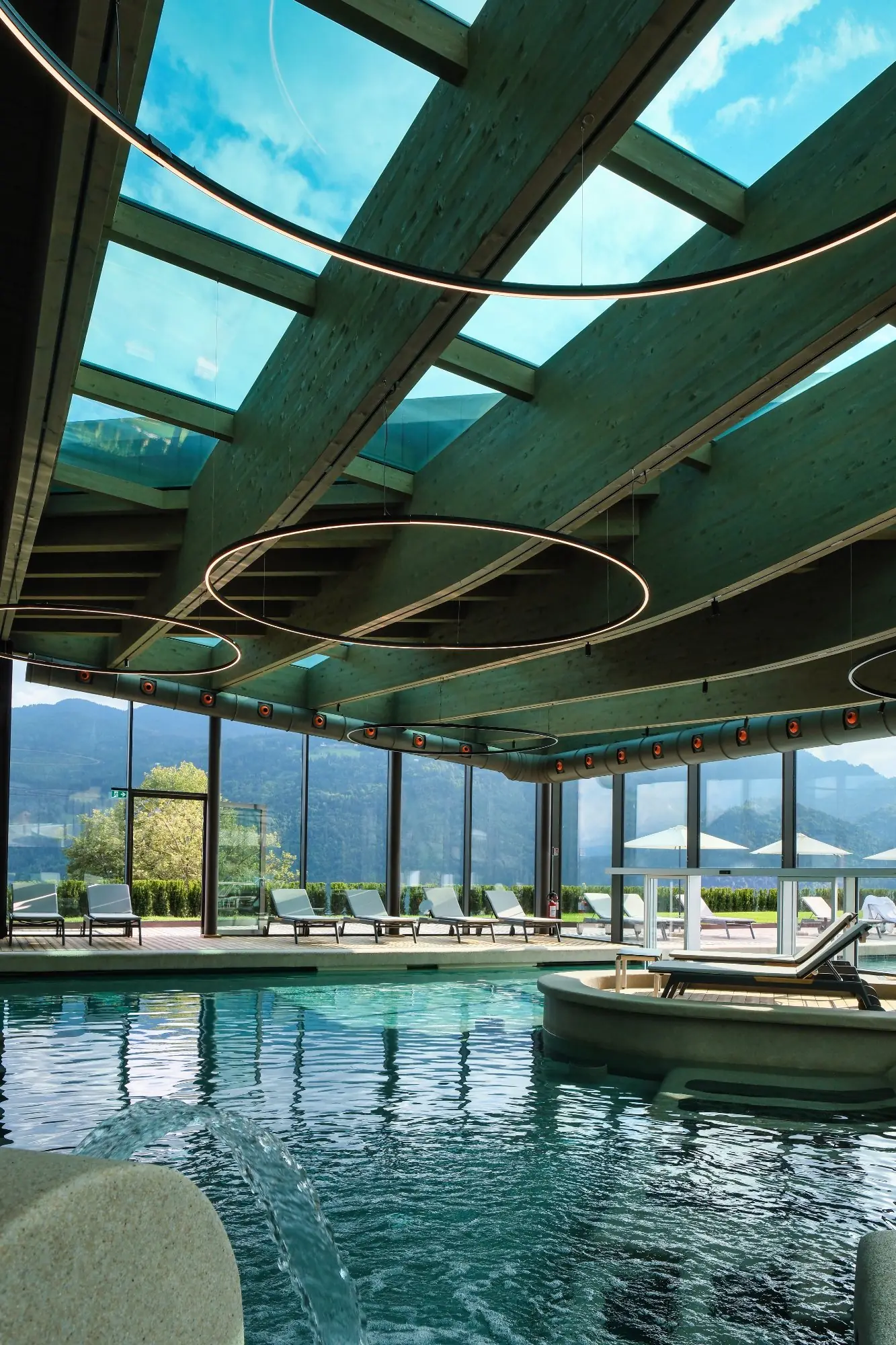 Piscina interna con tetto in vetro, travi in legno e vista montagne — My Purity SPA Collina Luxury Relais