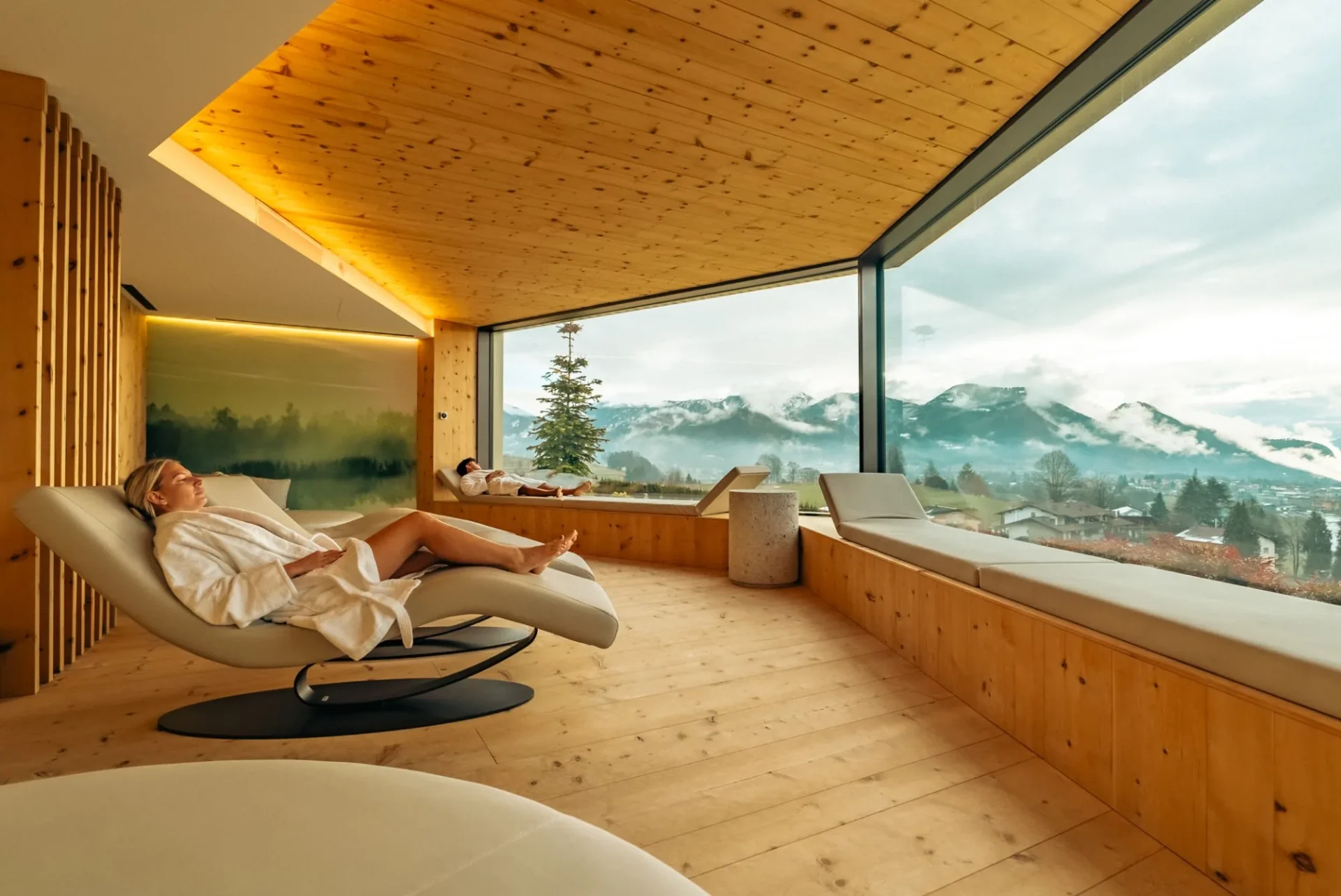 Area relax in legno naturale con poltrona reclinabile e vetrata panoramica sulle Orobie e la Valseriana nella My Purity SPA del Collina Luxury Relais di Clusone