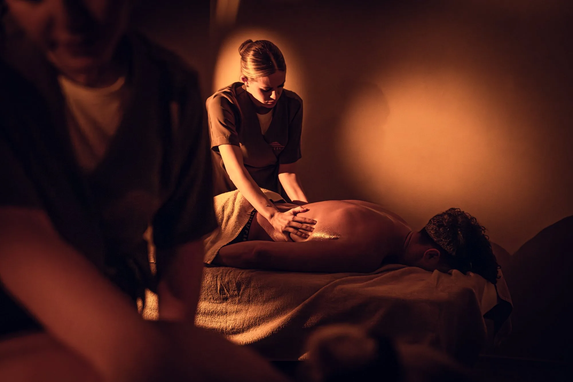Massaggi a Bergamo: cabina trattamenti della My Purity SPA, Collina Luxury Relais Clusone Massaggio di coppia con oli nella cabina trattamenti della My Purity SPA al Collina Luxury Relais di Clusone, luce calda e atmosfera raccolta