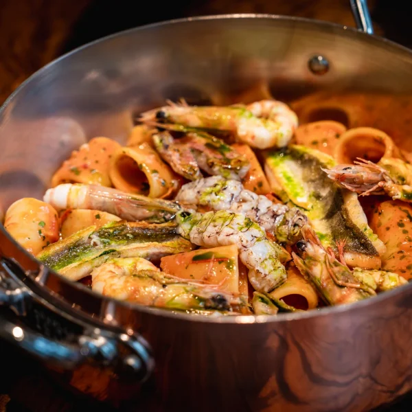 Mezzi paccheri Pastificio Mancini con gamberi e pescato in casseruola al Beides Restaurant