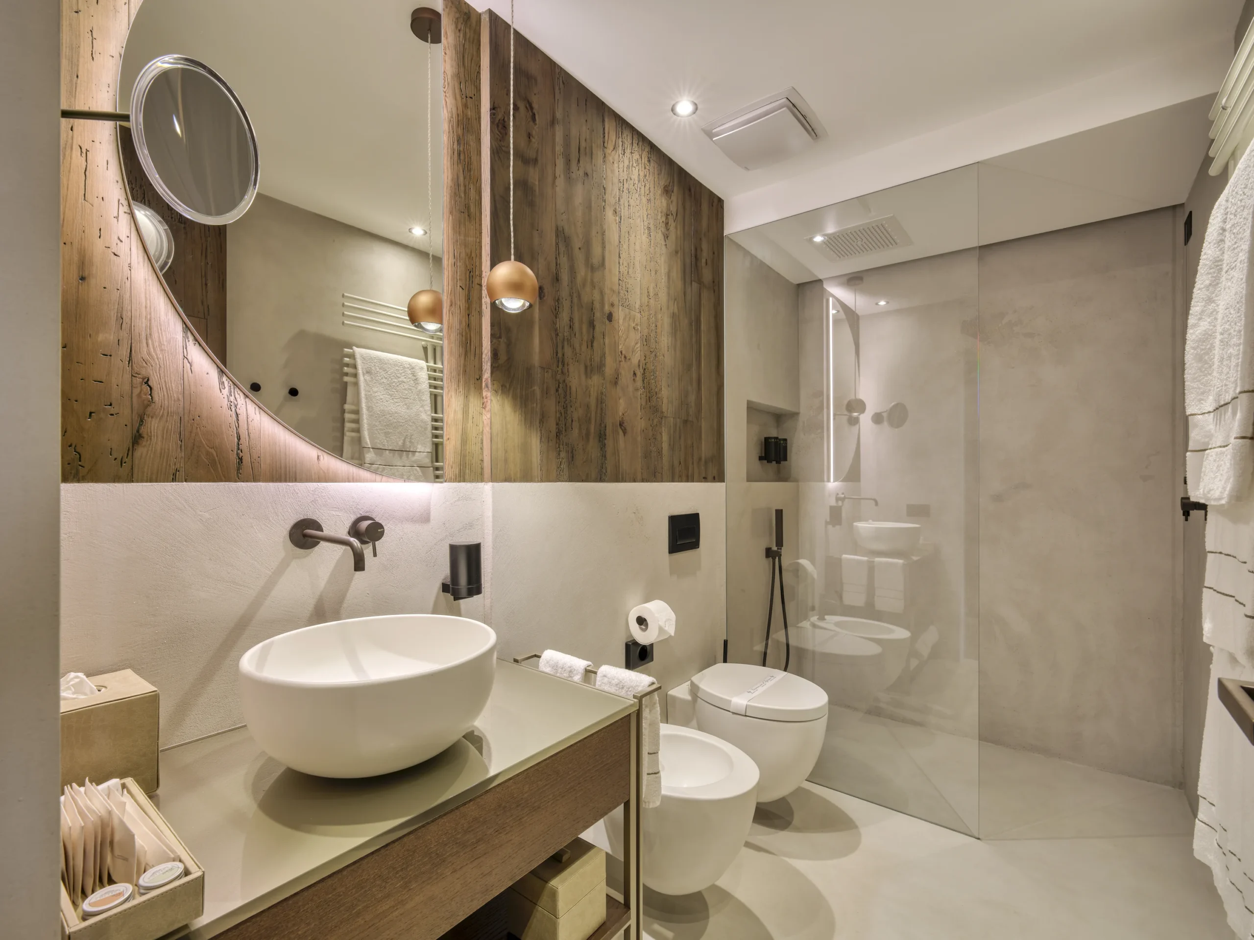 Bagno chalet con lavabo a catino, parete in legno antico, doccia walk-in e illuminazione a sfere dorate