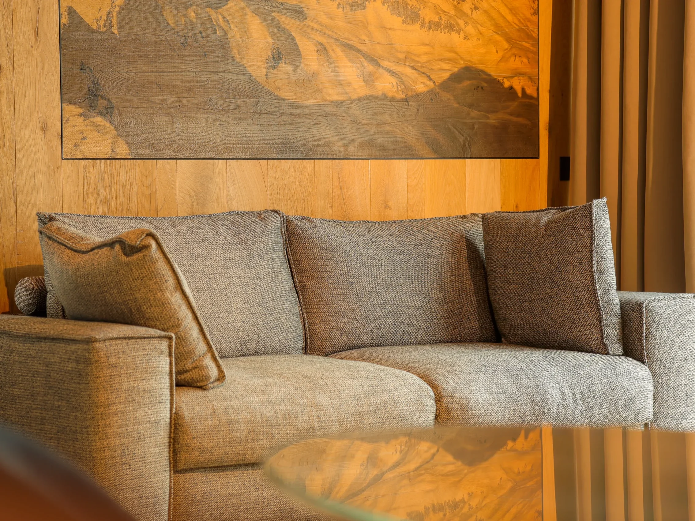 Camera da letto Penthouse con letto king-size, coperta senape, parete in rovere chiaro e finestra panoramica sulle montagne