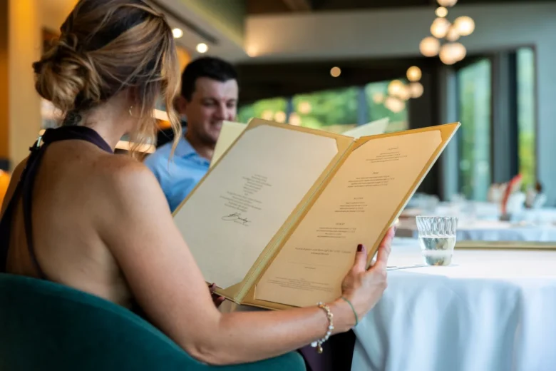 Tavola apparecchiata per la cena Dialoghi di Gusto, Gala Nord/Sud, nella sala del Collina Luxury Relais di Clusone